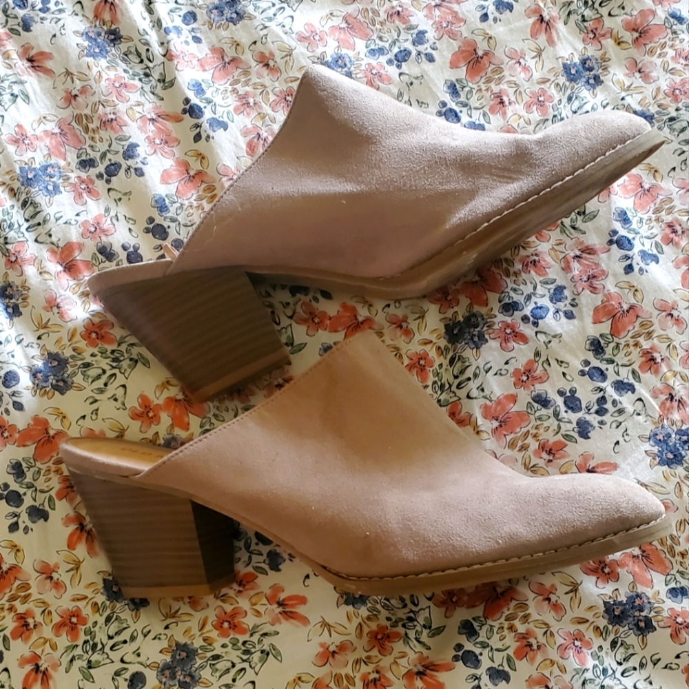 Universal Thread Gray suede mules